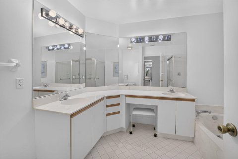 Condo in Boynton Beach, Florida, 3 bedrooms № 2249513 - photo 16