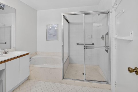 Condo in Boynton Beach, Florida, 3 bedrooms № 2249513 - photo 17