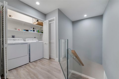 Condo in Coral Gables, Florida, 3 bedrooms  № 1706044 - photo 17