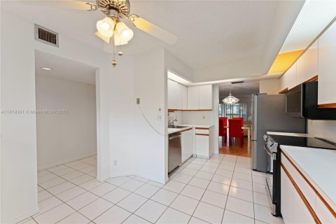 Condo in Coconut Creek, Florida, 2 bedrooms № 1941159 - photo 9