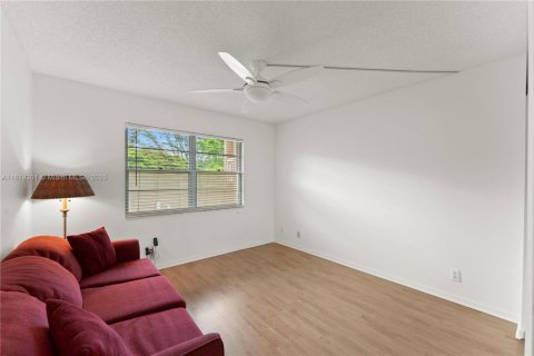 Condo in Coconut Creek, Florida, 2 bedrooms № 1941159 - photo 20