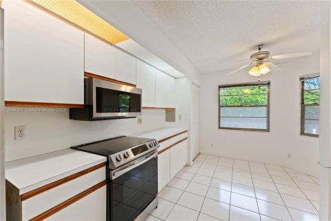 Condo in Coconut Creek, Florida, 2 bedrooms № 1941159 - photo 10