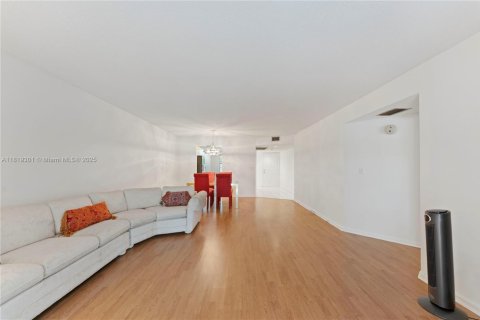 Condo in Coconut Creek, Florida, 2 bedrooms № 1941159 - photo 7