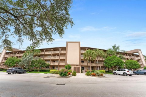 Condo in Coconut Creek, Florida, 2 bedrooms № 1941159 - photo 2