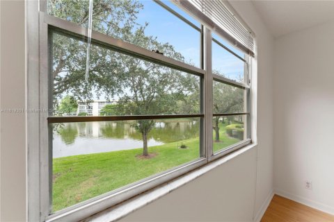 Condo in Coconut Creek, Florida, 2 bedrooms № 1941159 - photo 15