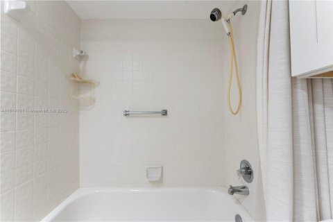 Condo in Coconut Creek, Florida, 2 bedrooms № 1941159 - photo 18