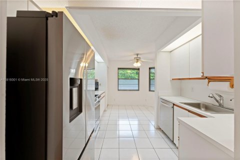 Condo in Coconut Creek, Florida, 2 bedrooms № 1941159 - photo 11