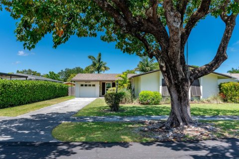 House in Cutler Bay, Florida 4 bedrooms, 174.47 sq.m. № 1738793 - photo 1