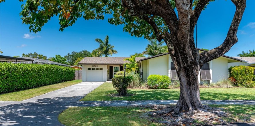 House in Cutler Bay, Florida 4 bedrooms, 174.47 sq.m. № 1738793