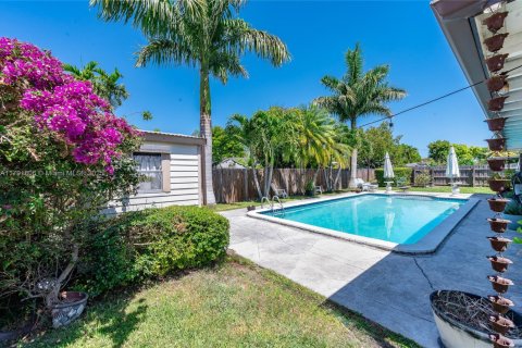 House in Cutler Bay, Florida 4 bedrooms, 174.47 sq.m. № 1738793 - photo 10