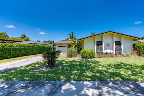 House in Cutler Bay, Florida 4 bedrooms, 174.47 sq.m. № 1738793 - photo 2