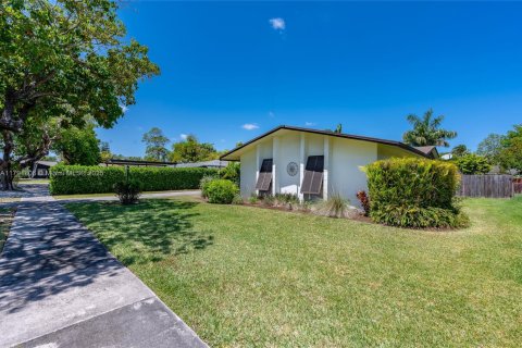 House in Cutler Bay, Florida 4 bedrooms, 174.47 sq.m. № 1738793 - photo 4