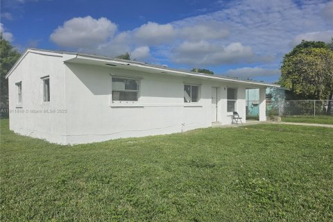 Купить виллу или дом в Майами, Флорида 3 спальни, 94.76м2, № 1967629 - фото 15