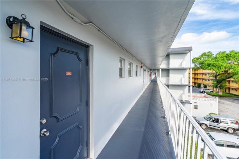 Studio in the Condo in Miami, Florida  № 2014797