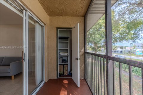 Купить кондоминиум в Пемброк-Пайнс, Флорида 2 спальни, 84.91м2, № 1963150 - фото 30