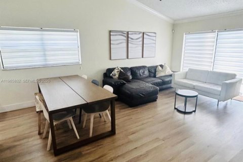 House in Coral Springs, Florida 3 bedrooms, 96.34 sq.m. № 2027802 - photo 6