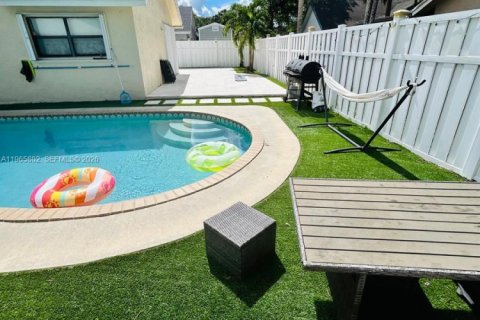 House in Coral Springs, Florida 3 bedrooms, 96.34 sq.m. № 2027802 - photo 20