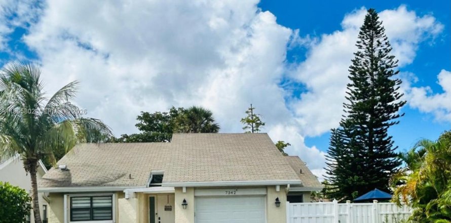 House in Coral Springs, Florida 3 bedrooms, 96.34 sq.m. № 2027802