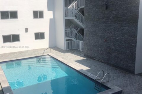 Condo in North Miami Beach, Florida, 2 bedrooms № 1981537 - photo 9