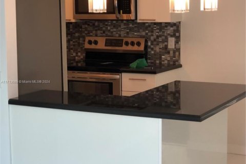 Condo in North Miami Beach, Florida, 2 bedrooms № 1981537 - photo 3