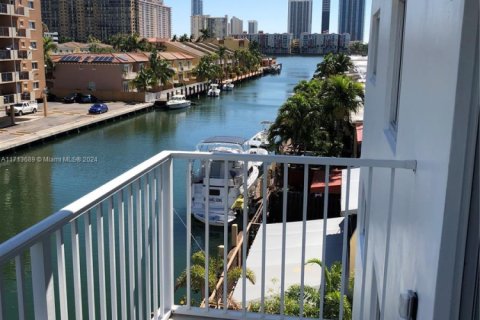 Condo in North Miami Beach, Florida, 2 bedrooms № 1981537 - photo 7