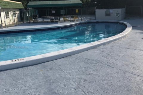 Condo in North Miami Beach, Florida, 2 bedrooms № 1981537 - photo 8