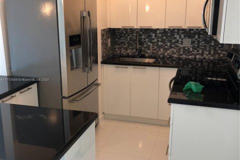 Condo in North Miami Beach, Florida, 2 bedrooms № 1981537 - photo 2