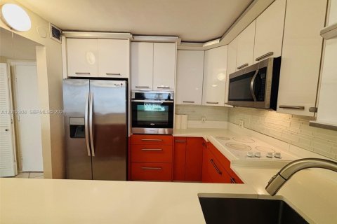 Купить кондоминиум в Халландейл-Бич, Флорида 1 спальня, 72.46м2, № 2074783 - фото 2