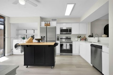 Townhouse in Pembroke Pines, Florida 2 bedrooms, 137.68 sq.m. № 2065151 - photo 8