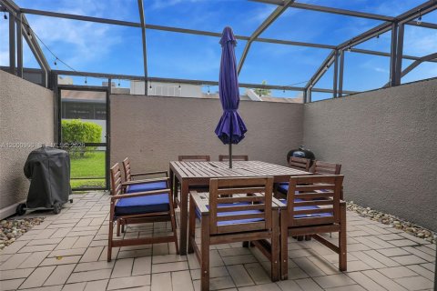 Townhouse in Pembroke Pines, Florida 2 bedrooms, 137.68 sq.m. № 2065151 - photo 17