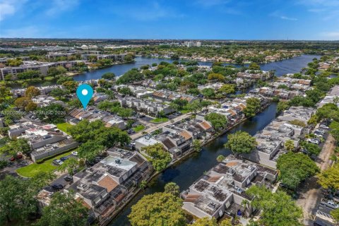 Townhouse in Pembroke Pines, Florida 2 bedrooms, 137.68 sq.m. № 2065151 - photo 2