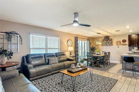 Villa ou maison à vendre à Zephyrhills, Floride: 5 chambres, 242.01 m2 № 2206483 - photo 10