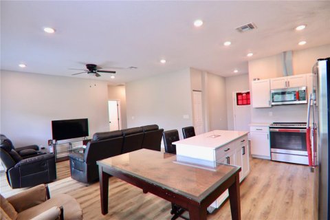 House in Orlando, Florida 4 bedrooms, 138.98 sq.m. № 1902618 - photo 6