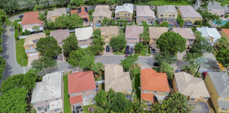 House in Coral Springs, Florida 4 bedrooms, 191.29 sq.m. № 1231406