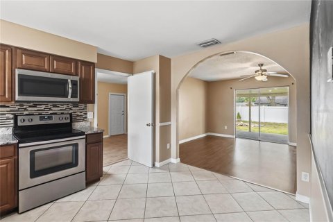 House in Casselberry, Florida 4 bedrooms, 134.15 sq.m. № 2236250 - photo 4