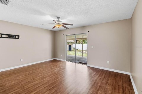 House in Casselberry, Florida 4 bedrooms, 134.15 sq.m. № 2236250 - photo 10