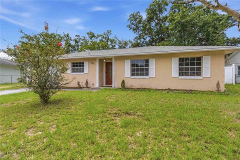 House in Casselberry, Florida 4 bedrooms, 134.15 sq.m. № 2236250 - photo 2