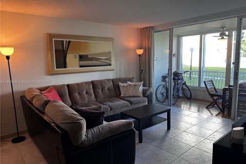 Condo in Miami, Florida, 1 bedroom  № 1890853 - photo 10