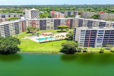 Condo in Miami, Florida, 1 bedroom  № 1890853 - photo 23