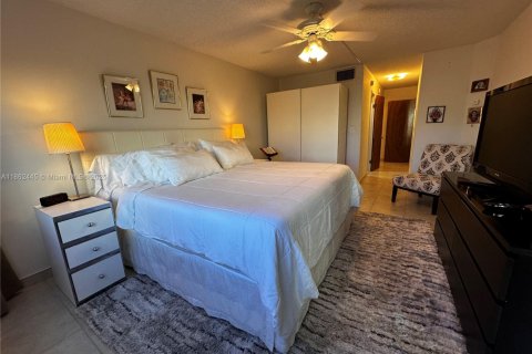 Condo in Miami, Florida, 1 bedroom  № 1890853 - photo 11