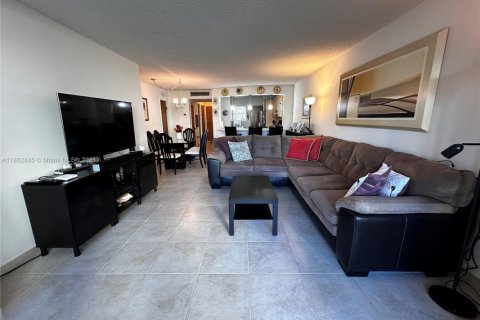 Condo in Miami, Florida, 1 bedroom  № 1890853 - photo 2