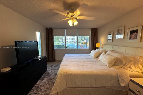 Condo in Miami, Florida, 1 bedroom  № 1890853 - photo 12