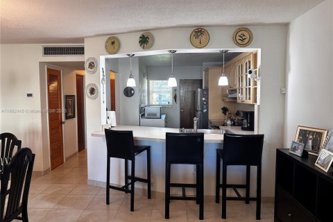 Condo in Miami, Florida, 1 bedroom  № 1890853 - photo 4