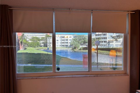 Condo in Miami, Florida, 1 bedroom  № 1890853 - photo 19