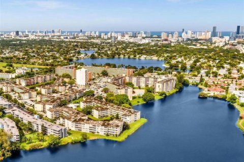 Condo in Miami, Florida, 1 bedroom  № 1890853 - photo 22
