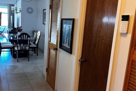 Condo in Miami, Florida, 1 bedroom  № 1890853 - photo 17