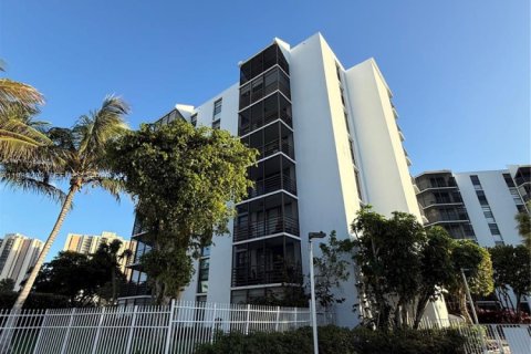 Купить кондоминиум в Авентура, Флорида 2 спальни, 92.34м2, № 2044805 - фото 2