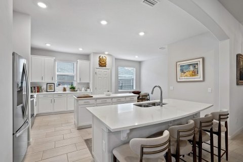 House in Vero Beach, Florida 3 bedrooms, 214.79 sq.m. № 2086641 - photo 7