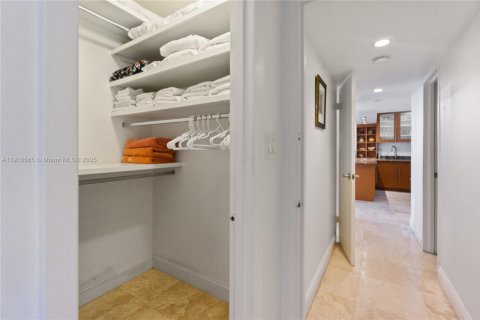 Снять в аренду кондоминиум в Майами-Бич, Флорида 2 спальни, 110.55м2, № 2082521 - фото 17