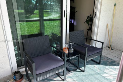 Condo in Pembroke Pines, Florida, 1 bedroom  № 2003652 - photo 13